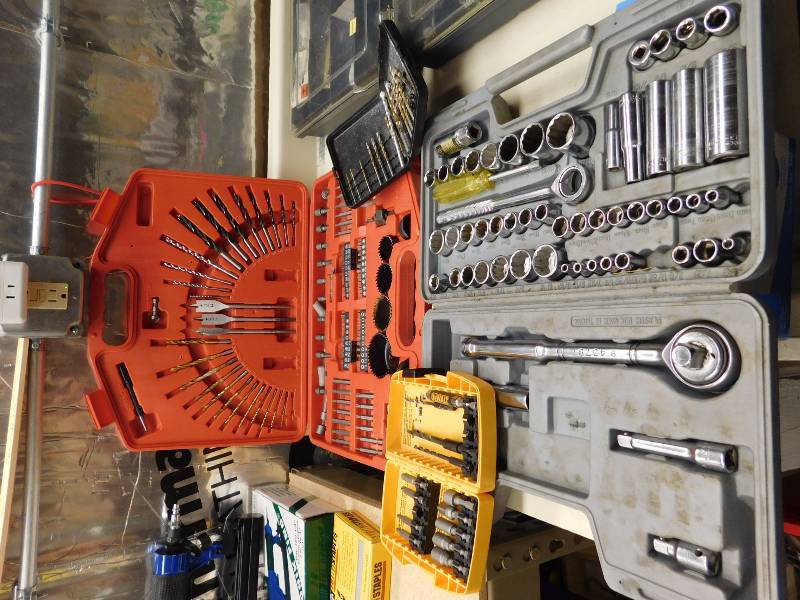 lot 189 image: lot of rachet sockets and drill bits