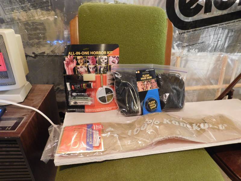 lot 207 image: halloween make up kit