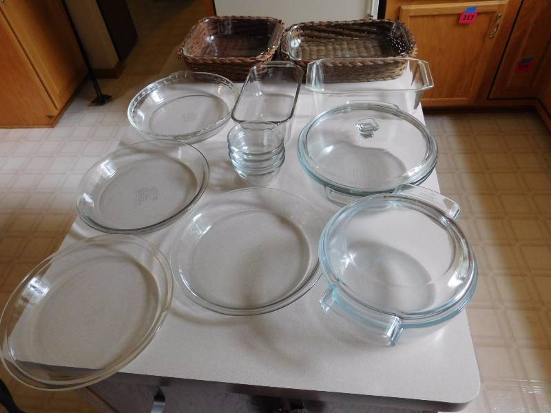 lot 218 image: pyrex lot baking serving