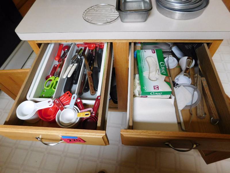 lot 220 image: knives, measuring cups and utensil drawer lot