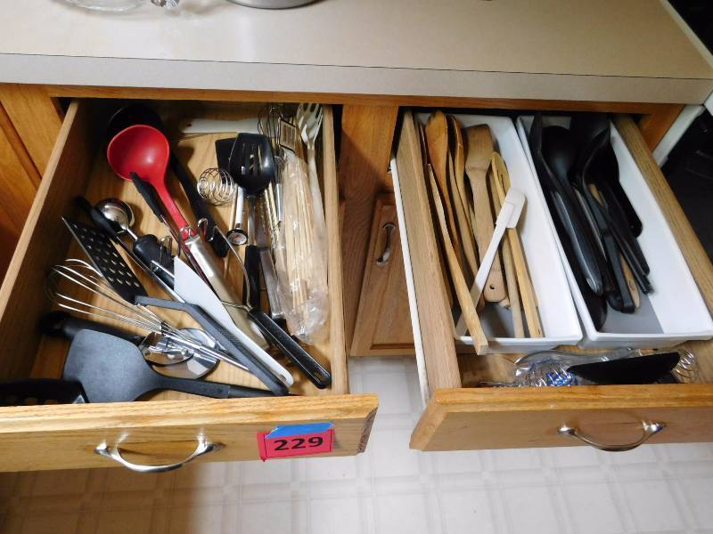 lot 229 image: kitchen utensil drawer lot