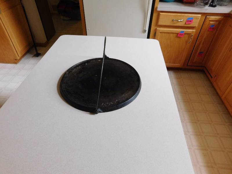 lot 233 image: Vintage Griswold Griddle with bale handle