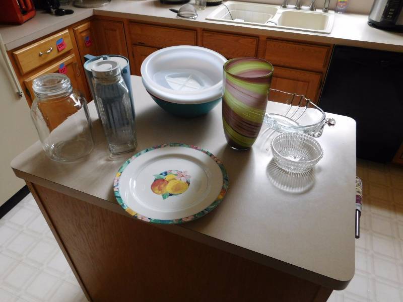 lot 239 image: serving items