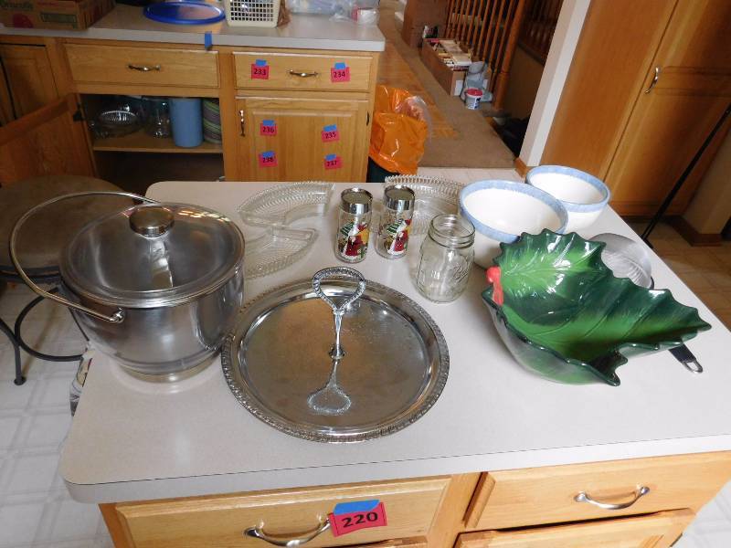 lot 240 image: serving items