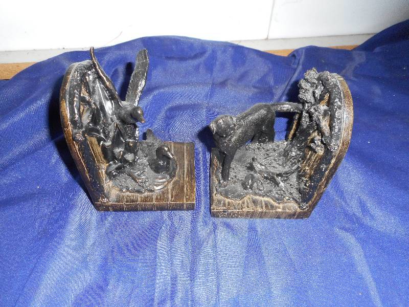 lot 2 image: DUCK AND DOG BOOK ENDS