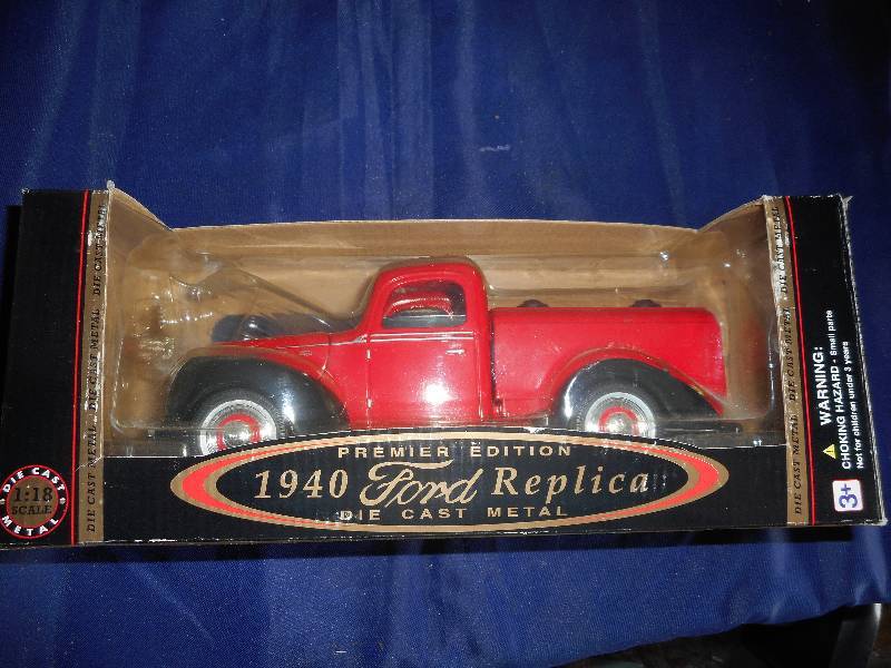 lot 7 image: 1940 FORD REPLICA COIN BANK