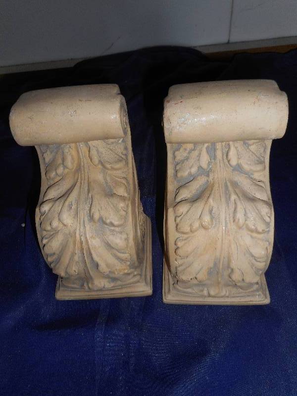lot 10 image: VINTAGE OFFWHITE BOOKENDS