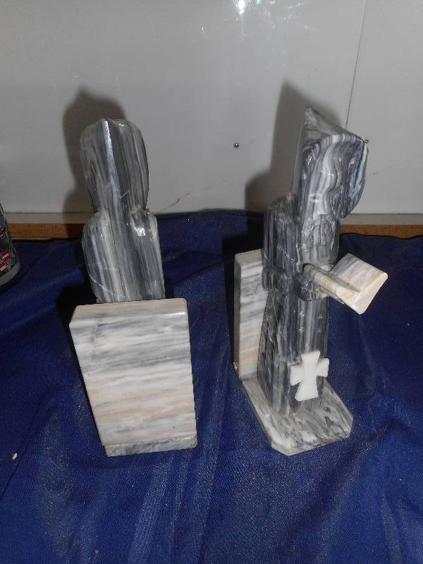 lot 14 image: ONYXE BOOK ENDS