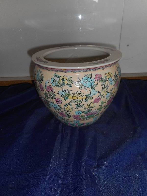 lot 16 image: ORIENTAL POTTERY POT