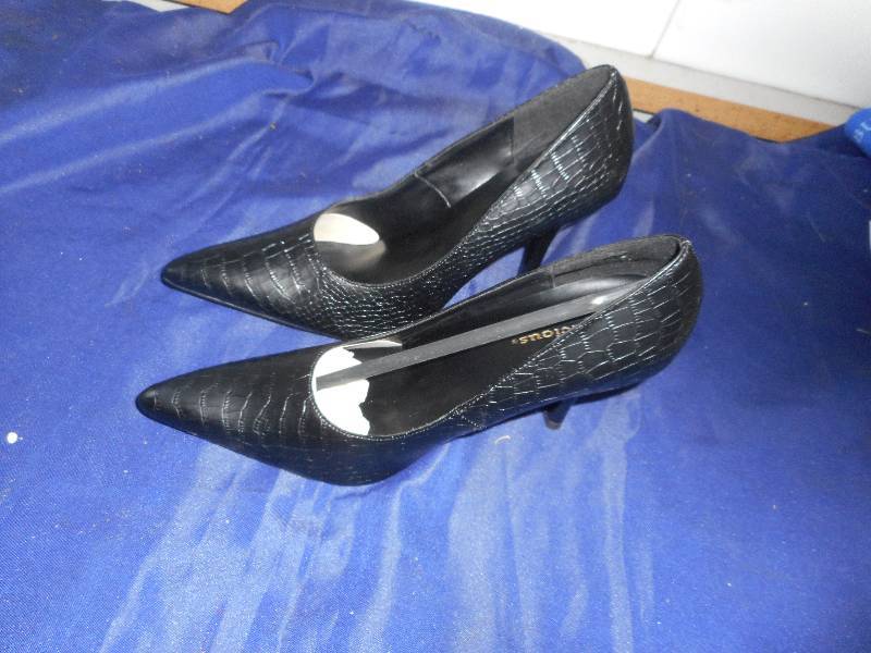 lot 24 image: SIZE 7 DELICIOUS BLACK HEELS