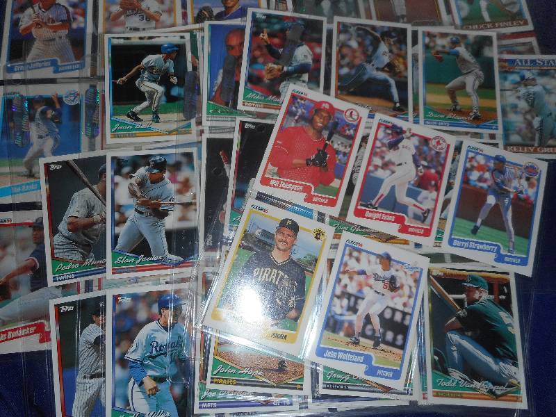 lot 27 image: MULTIPLE BASEBALL CARDS