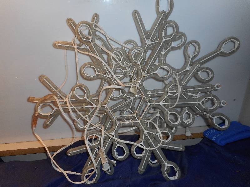 lot 34 image: 3 CHRISTMAS SNOW FLAKES