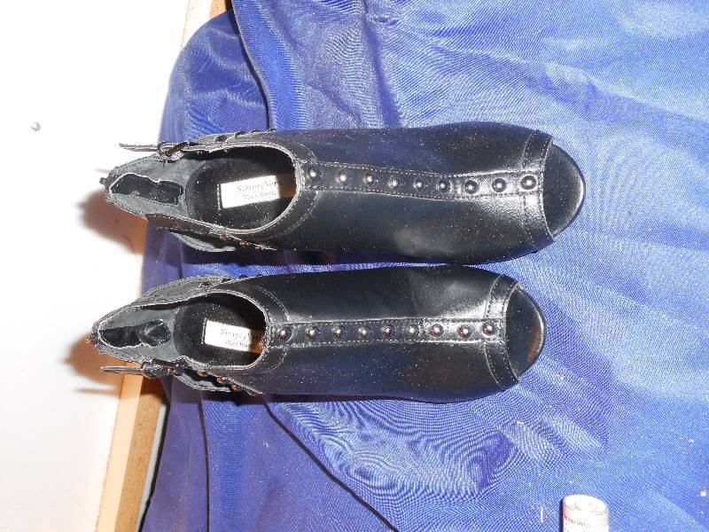 lot 44 image: VERA WANG HIGH HEELED SHOES