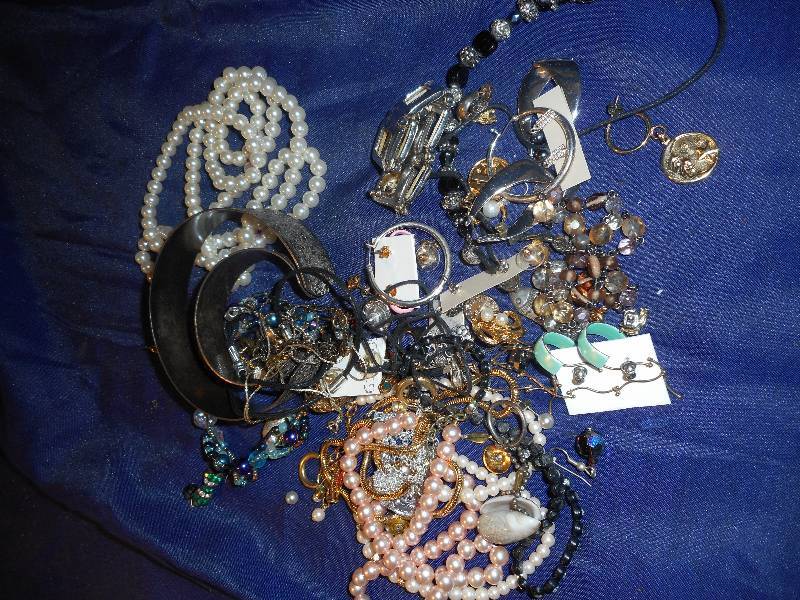 lot 51 image: JEWLERY