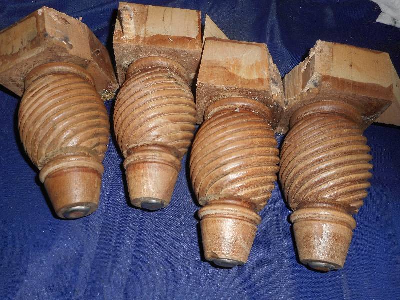 lot 115 image: 4 VINTAGE WOODEN LEGS