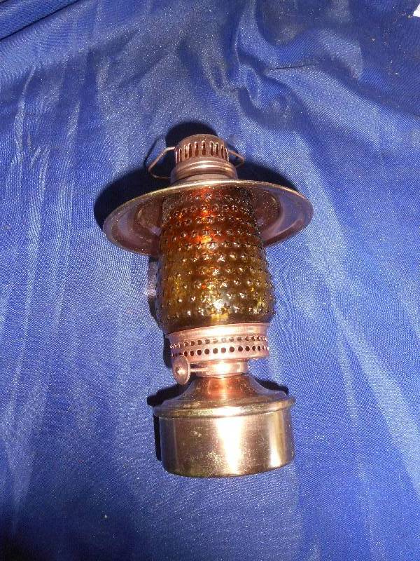 lot 117 image: COLLECTIBLE OIL LAMP