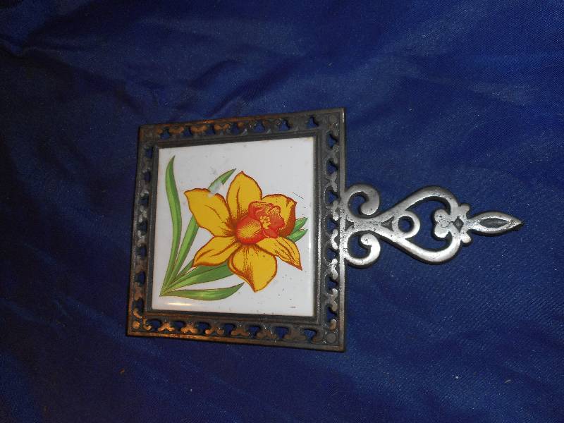lot 121 image: VINTAGE METAL TRIVET