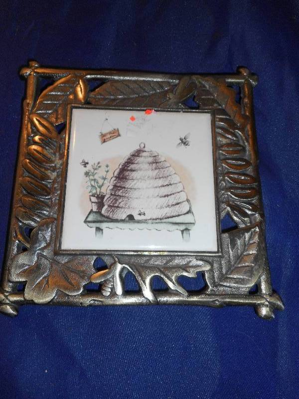 lot 122 image: VINTAGE METAL TRIVET