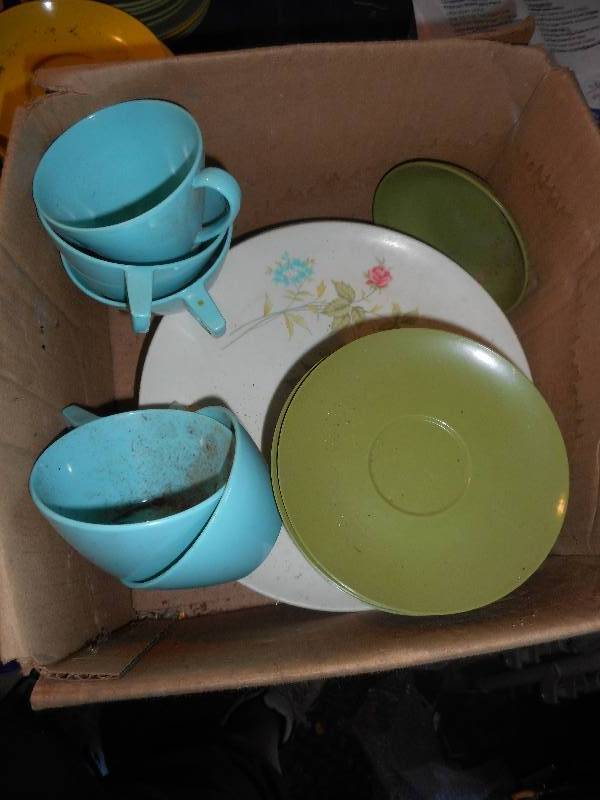 lot 128 image: HEAVY PLASTIC DISHES