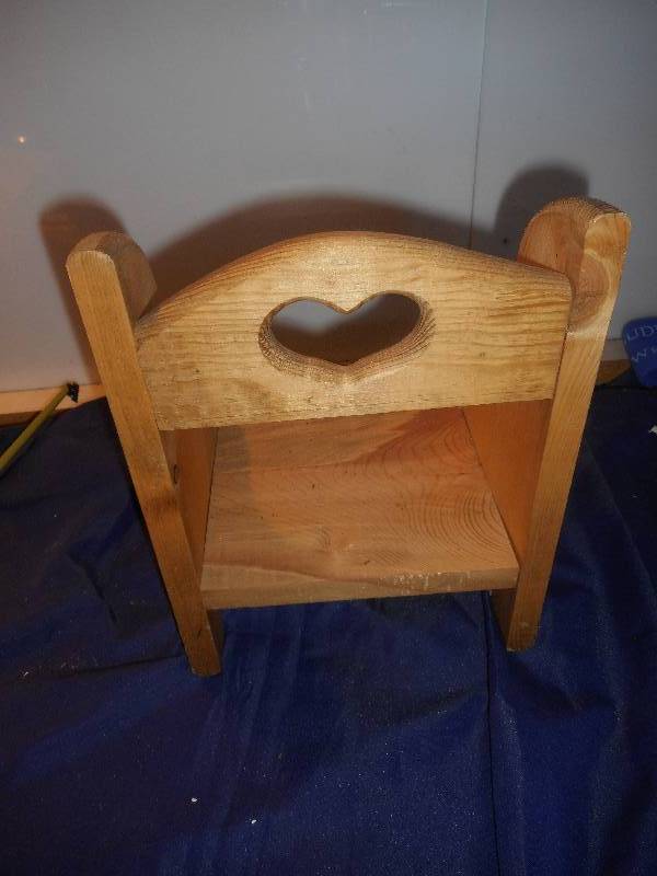 lot 130 image: SOLID WOOD DOLL CHAIR