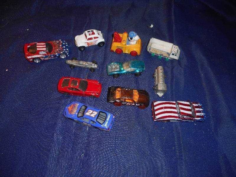 lot 138 image: COLLECTIBLE TOYS