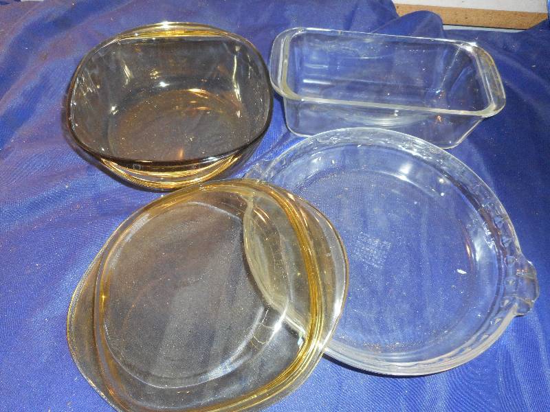 lot 139 image: GLASS CASSAROLE DISH AND PIE PAN AND BREAD PAN