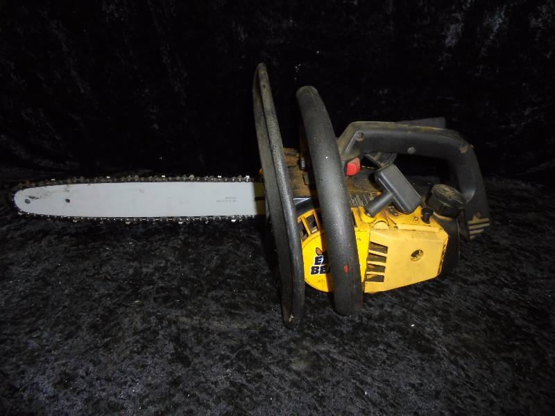 lot 7 image: McCulloch Eager Beaver Chainsaw , runs