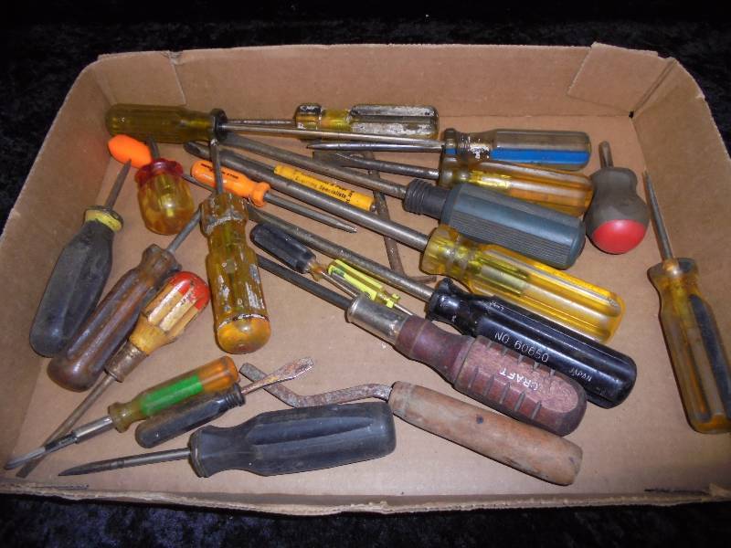 lot 10 image: Lot - Assorted Screwdrivers