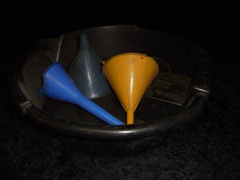 lot 16 image: Oil Change Kit - Pan, Funnels, Filter Wrench