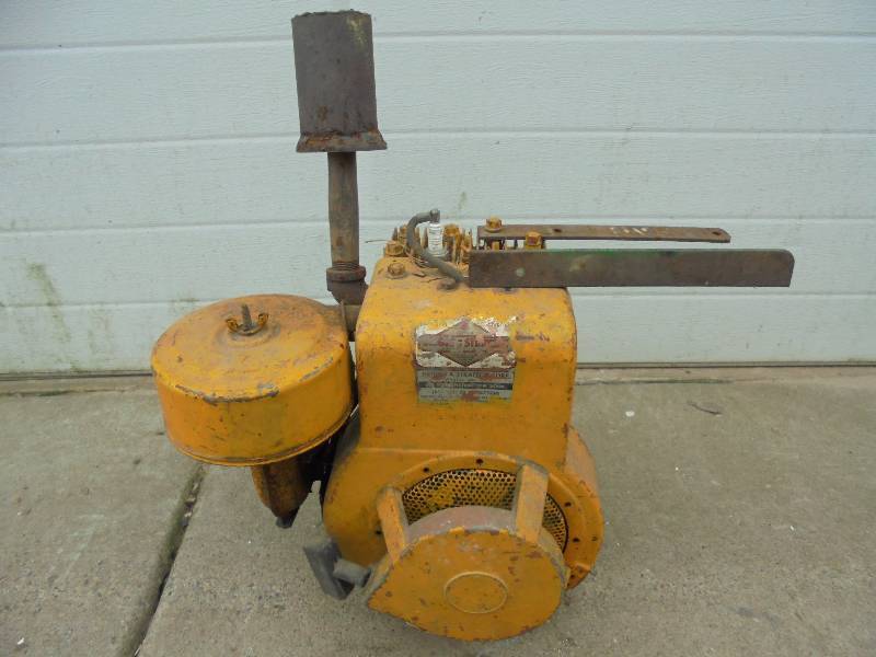 lot 57 image: Briggs & Stratton Small Engine - 4 cycle with pulley