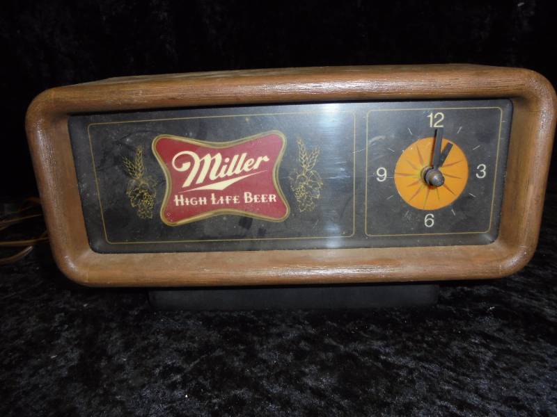 lot 79 image: Miller High Life Beer Clock, Light