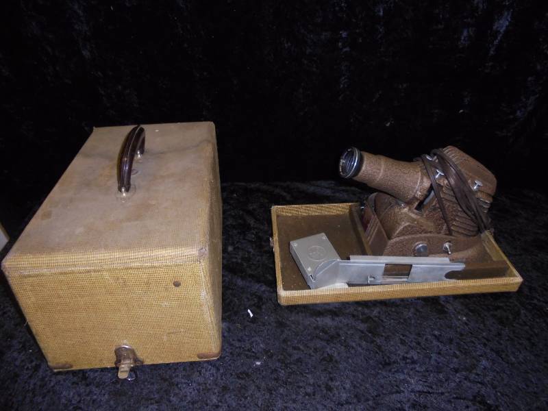 lot 92 image: Gold E Film Slide Projector in Case, works