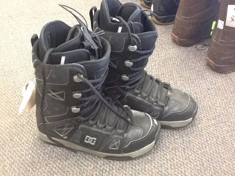 lot 71 image: DC snowboard boots