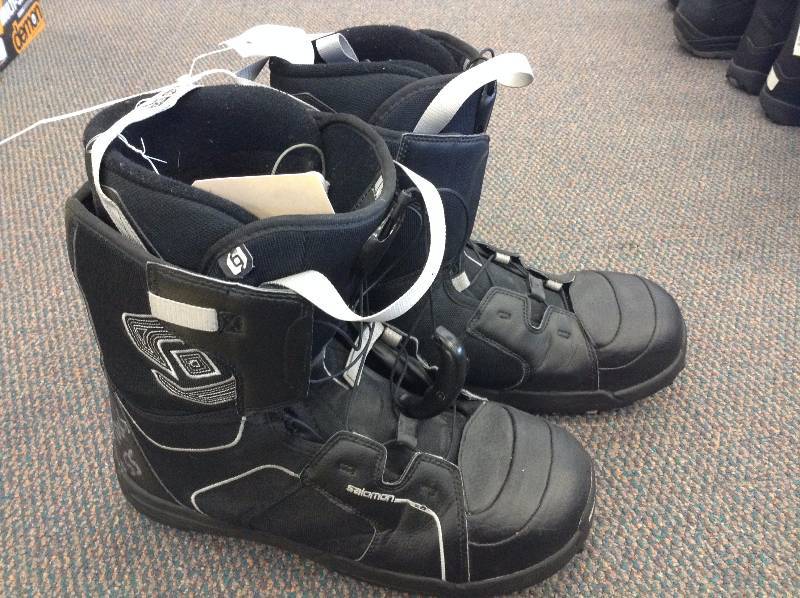 lot 81 image: Salomon snowboard boots