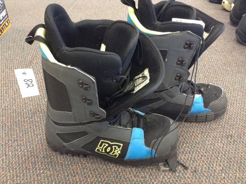lot 82 image: DC snowboard boots