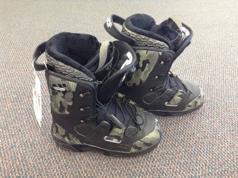 lot 86 image: Salomon snowboard boots