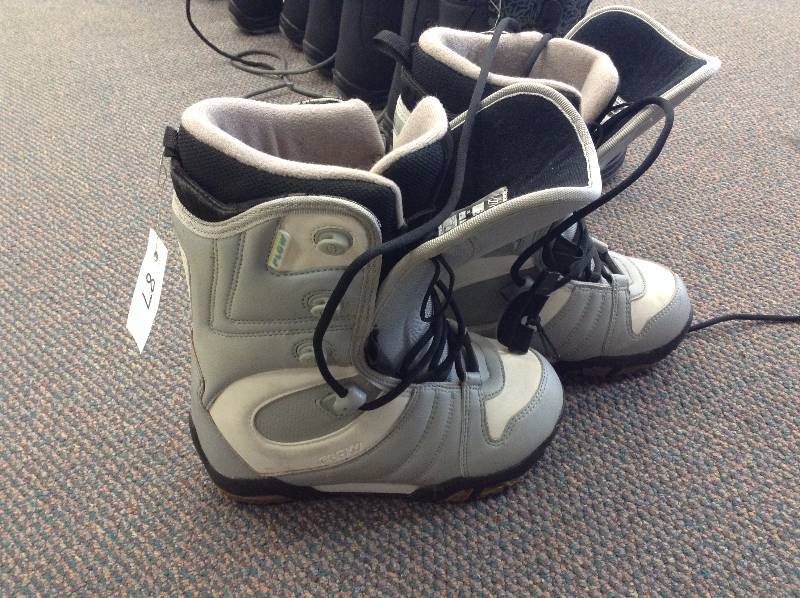 lot 87 image: Flow snowboard boots