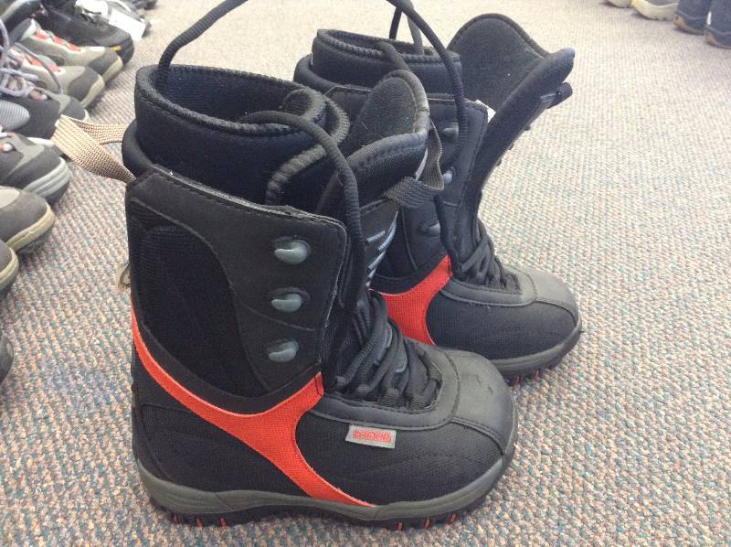 lot 96 image: Lamar snowboard boots