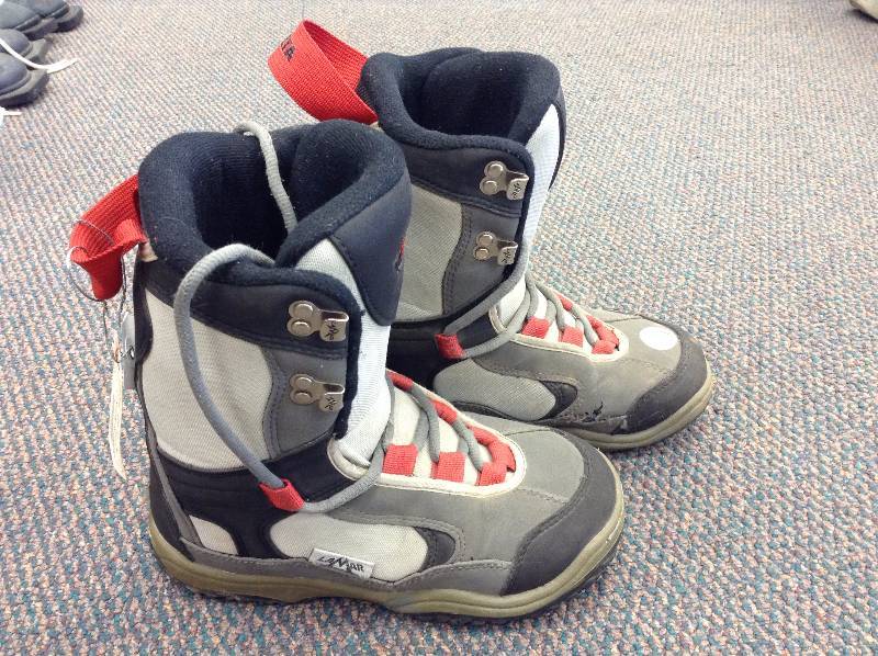 lot 100 image: Lamar snowboard boots