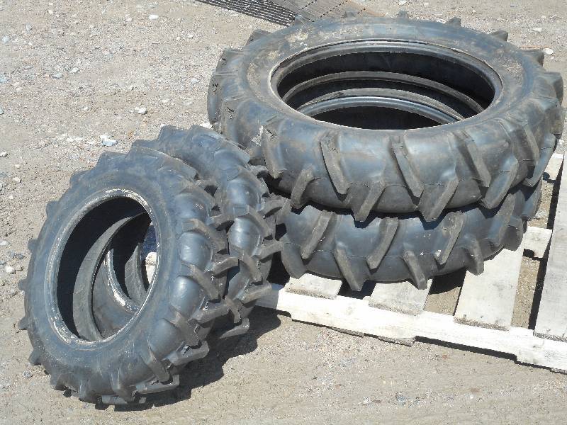 lot 4 image: Set Of Tractor Tires (2) 9.524 Fo...