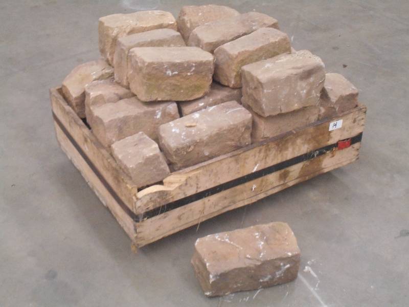 lot 14 image: Pallet Of Approx (30) Vintage Lands...