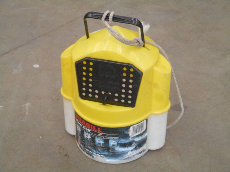 lot 40 image: Frabill Minnow Bucket ...