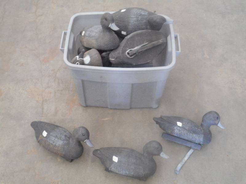 lot 50 image: Tote Of Approx (12) Floating Bluebi...