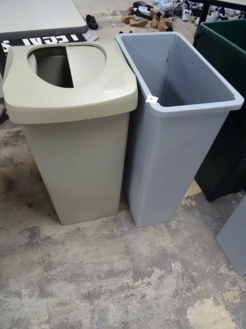 2 Garbage Cans
