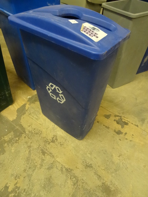 Rubbermaid Recycling Can
