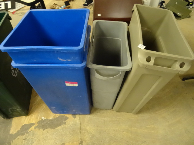 4 Plastic Garbage Cans