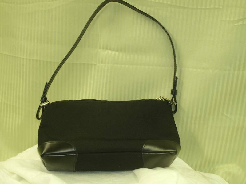 lot 1 image: KMU Collection Black Purse w removable shoulder strap