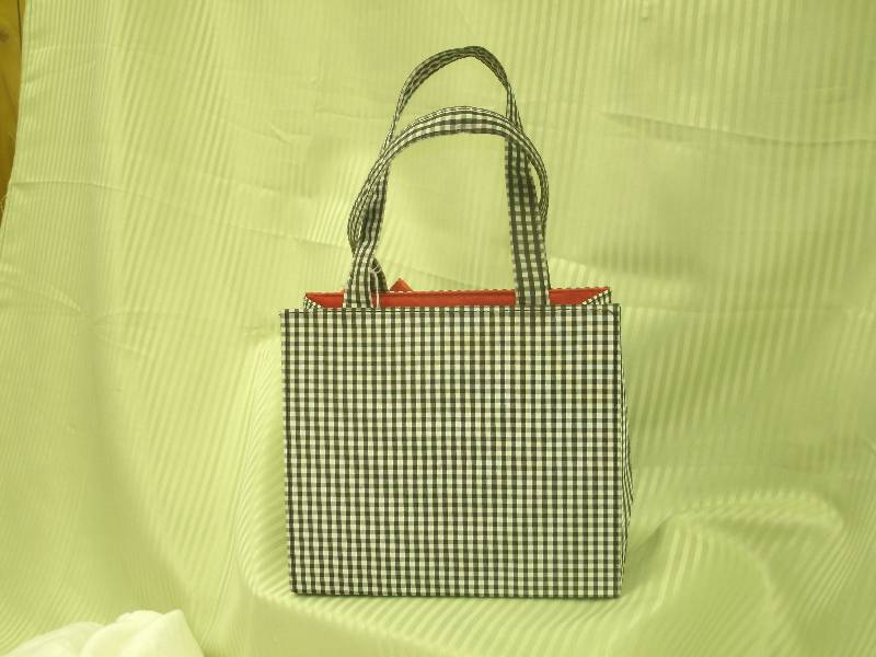 lot 8 image: Checkered patteren firm side Purse
