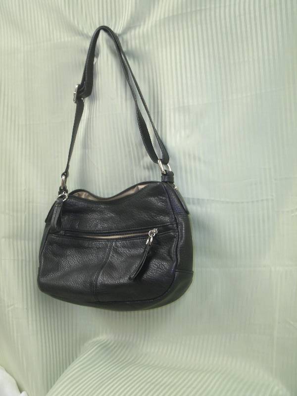 lot 14 image: Giani Bernini Black Purse