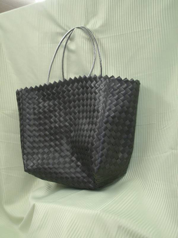 lot 33 image: Weaved Beach Tote